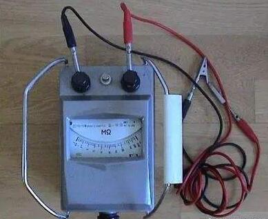 用搖表?yè)u潛水電機(jī)的絕緣